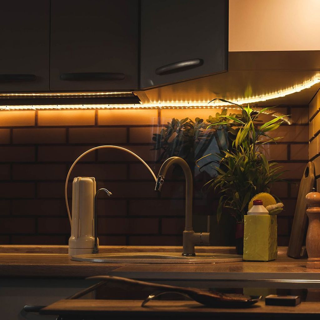 V-TAC Strip LED SMD2216 30W/m 5m 360 LED/m con Connettore Jack 2.1 da 24V CRI>90 4000K IP20 14mm