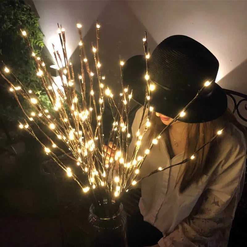 Ramo di un albero artificiale con 20 lampadine LED. Mini lampada di Natale con scintillio, decorazioni per feste
